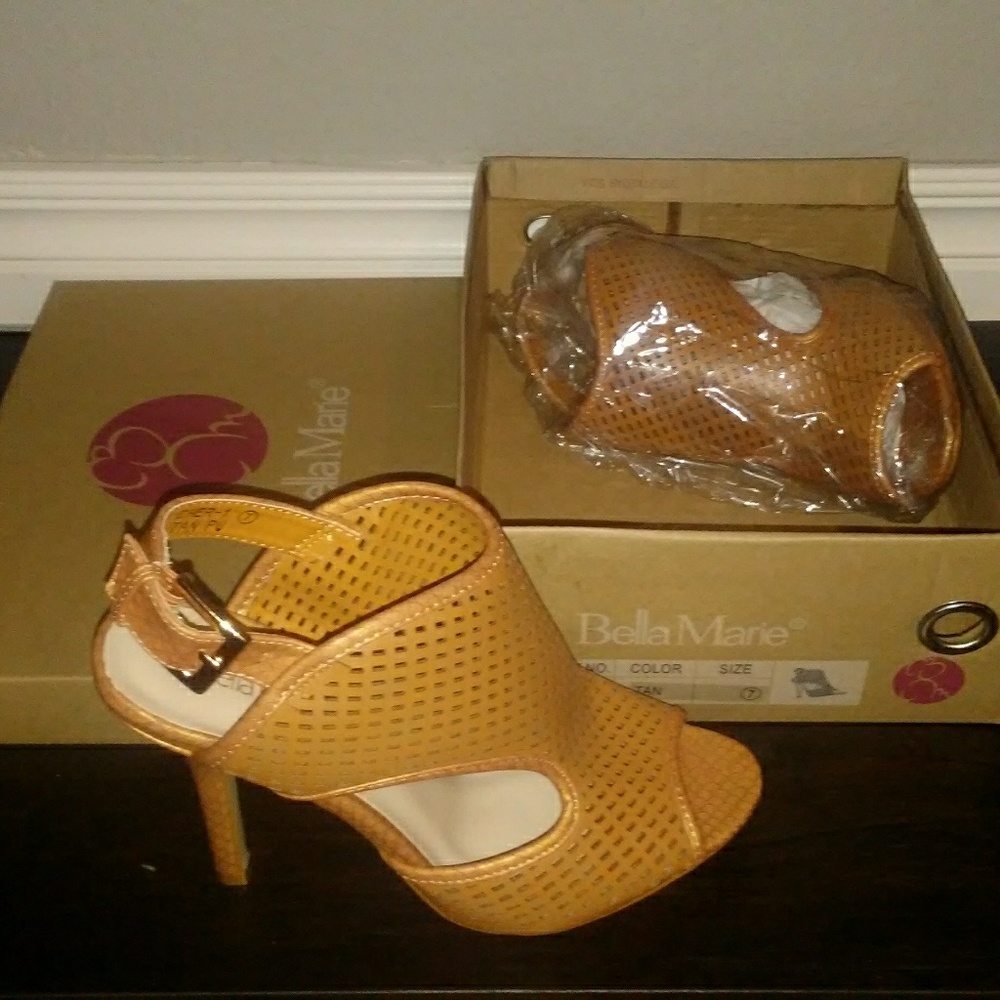 Bella Marie size 7 heeled shoe